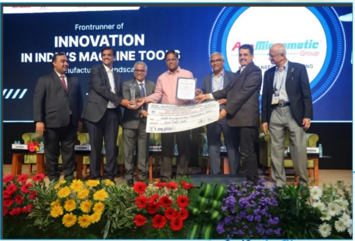 DPS team receiving the SME Productivity Champion 2023 award and Rs. 1,00,000 cheque on stage