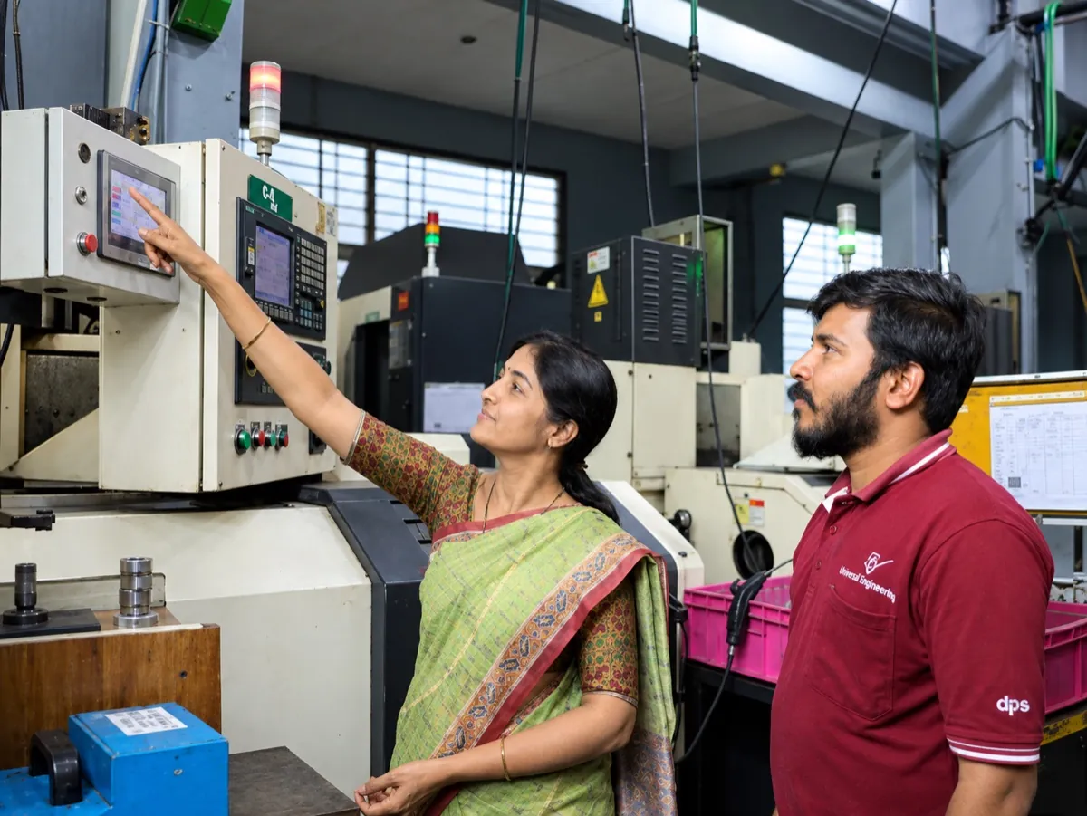 DPS team checking live machine status on a shop-floor HMI screen